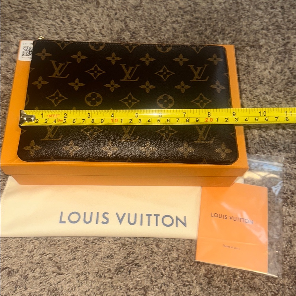 NWOT Monogram key pouch M.